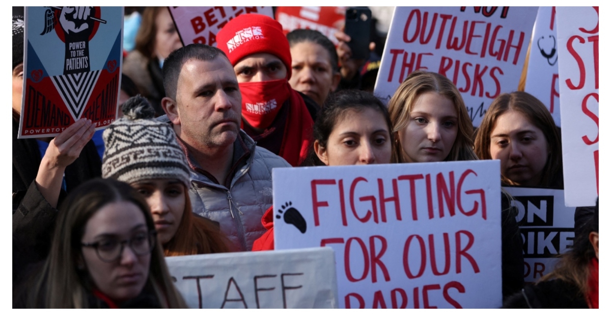 নিউ ইয়র্ক সিটির সড়কে ধর্মঘট চলাকালীন বিক্ষোভে প্ল্যাকার্ড হাতে নার্সরা। ফাইল ছবি